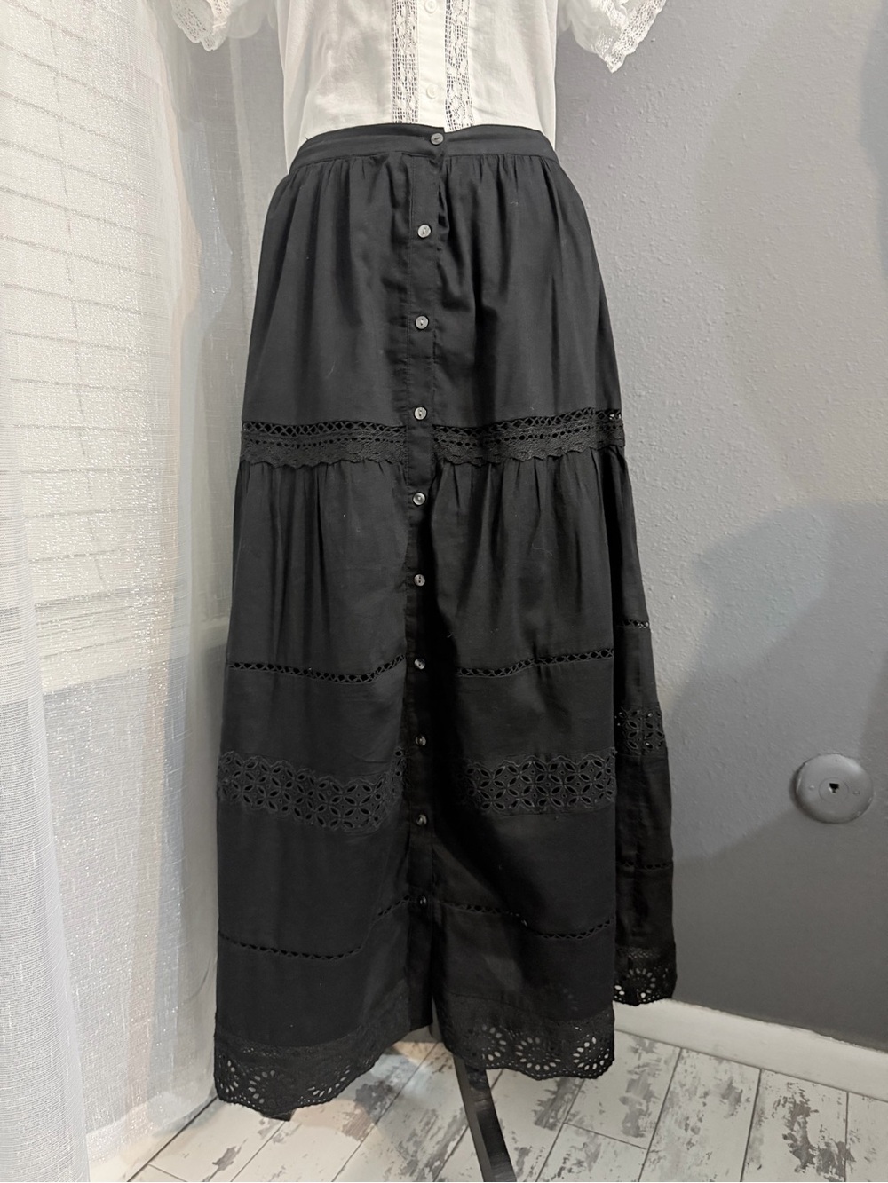 GAP Black Eyelet Lace Button-Front Maxi Skirt – Size M 🖤
